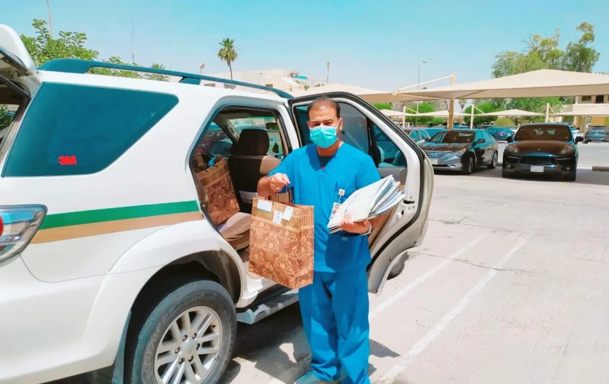 بالصور.. مركزي القطيف يعايد مرضى «الرعاية المنزلية» في بيوتهم