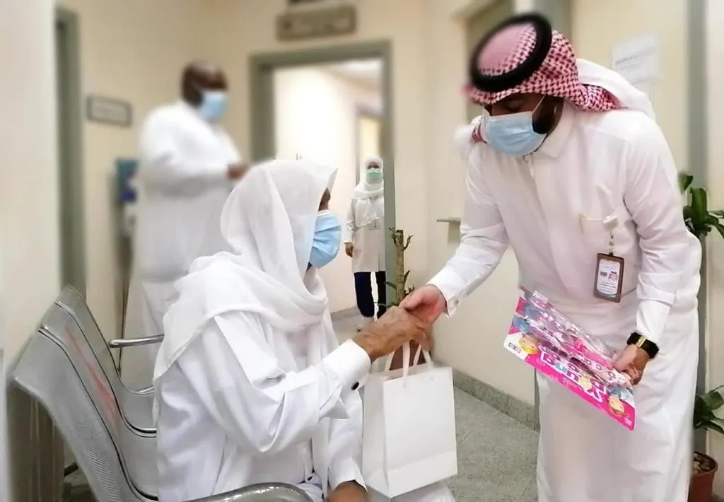 مستشفى عنك يصافح عيد مرضاه ومنسوبيه بالورود والهدايا