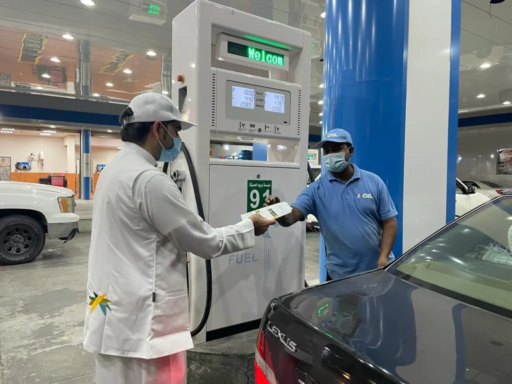 بلغاتهم.. «عمل القطيف» يثقف «الوافدين» بنظام العمل