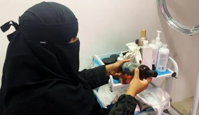 حواء تتصدى لمخالفات حواء.. الفرق النسائية تغلق صالون تجميل وتصادر 47 منتجًا في تاروت
