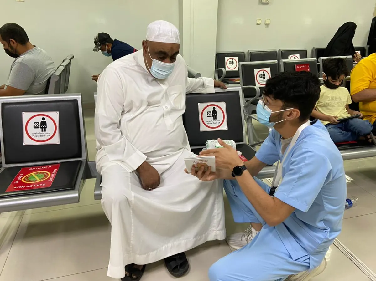 مركزي القطيف يشارك «أرفى» الاحتفاء بالتصلب اللويحي ويقتنص انتظار المراجعين بتعريفهم بالمرض