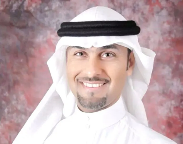 لدوره الإعلامي المميز في دعم مسيرة تعليم القطيف.. خالد السنان على منصة التكريم