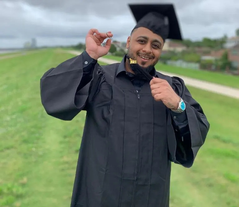 من سنابس.. جامعة ولاية جرامبلينج تمنح «أحمد الراشد» بكالوريوس التسويق