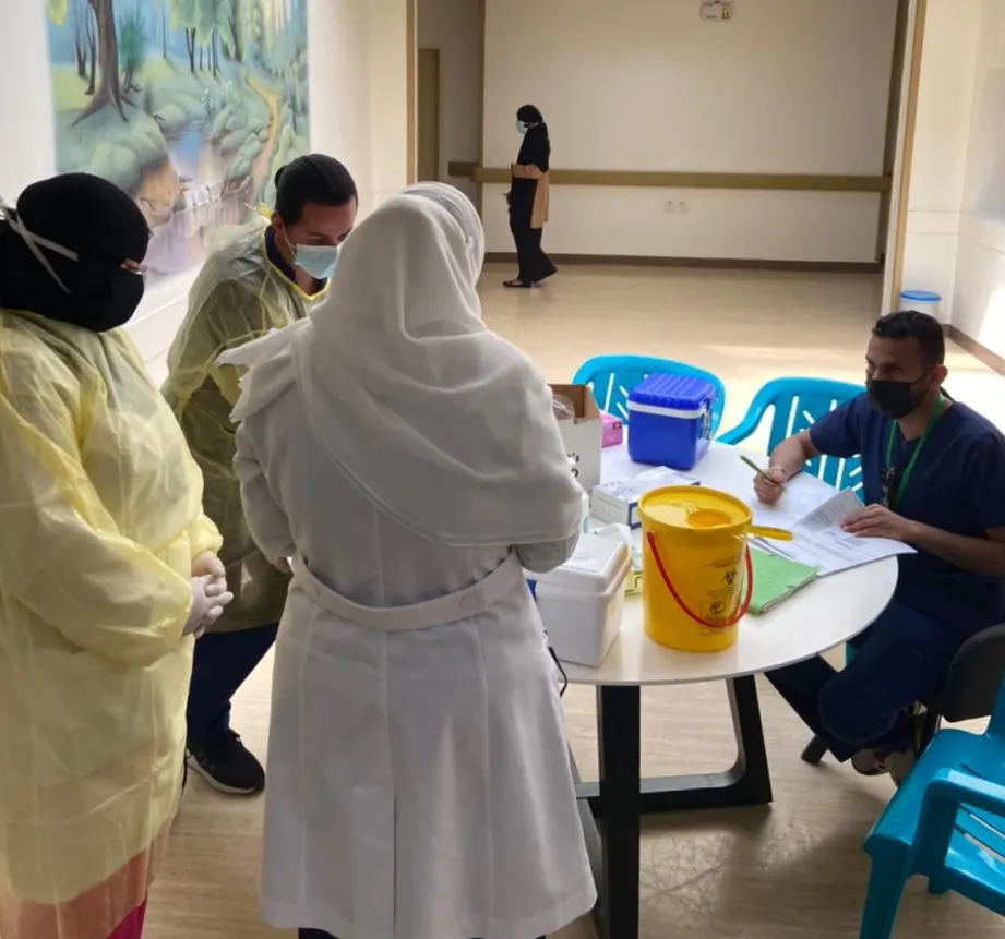 بـ «بر ورحمة»: نزلاء «صحي جمعية سيهات» يتلقون لقاح كورونا بـ الطب المنزلي