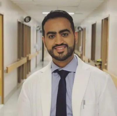 الطبيب عدنان العوامي يستخرج دودة خطرة عاشت 9 سنوات في عين كندي