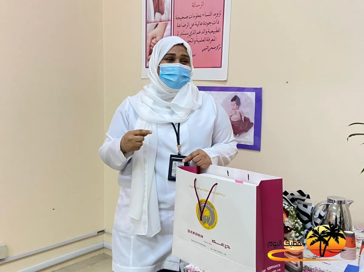 من شويكة القطيف.. نظير دورها البطولي خلال الجائحة.. «تفوّق التوبي» تكرّم «السيدة وديعة المقبل»