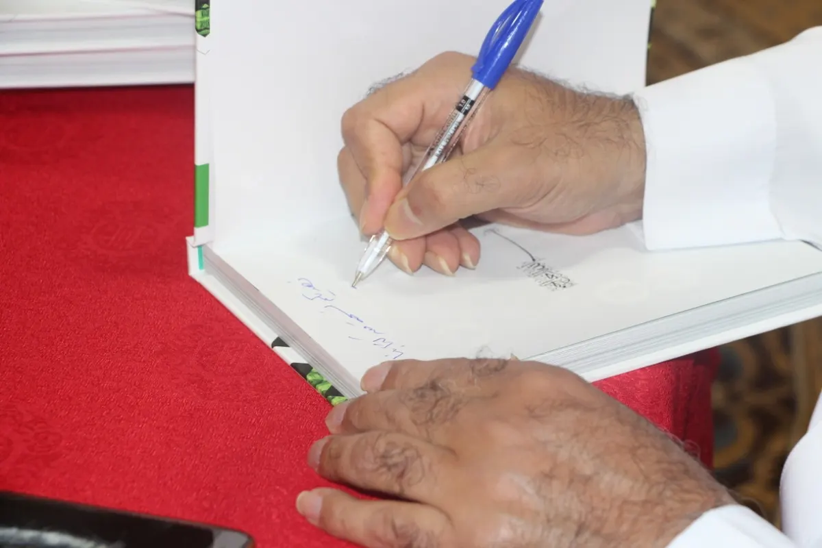 مطرزةً بوثائق وصور للأجداد.. سادة سيهات يحتفون بتوقيع كتاب يوثق مشجرات أسرهم