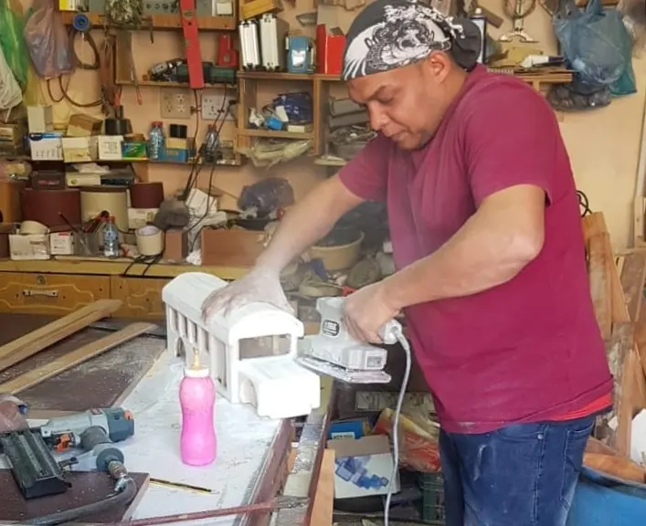 من البحاري..محمد مغيص.. الأخشاب حياتهُ.. ويدوياته بدأت بالدوخلة وانتهت في الكويت