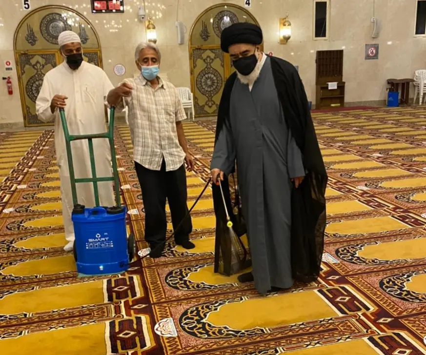 يتقدمهم السيد حسن النمر.. رواد مسجد الحمزة بسيهات يشاركون في تعقيمه