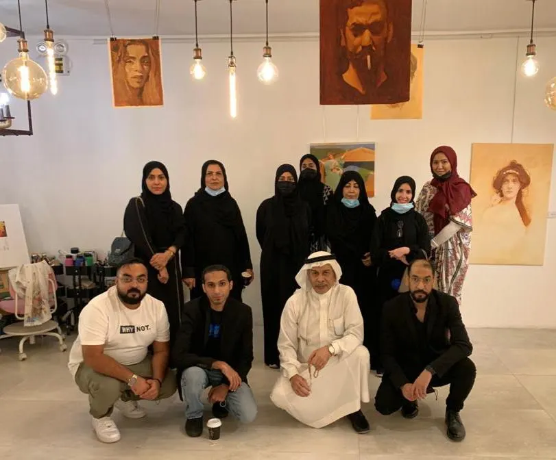 في زيارة أعضاء «جسفت» لمعرضها بالقطيف.. التشكلية ديانا عصام تنتثر الفن على «البازل»