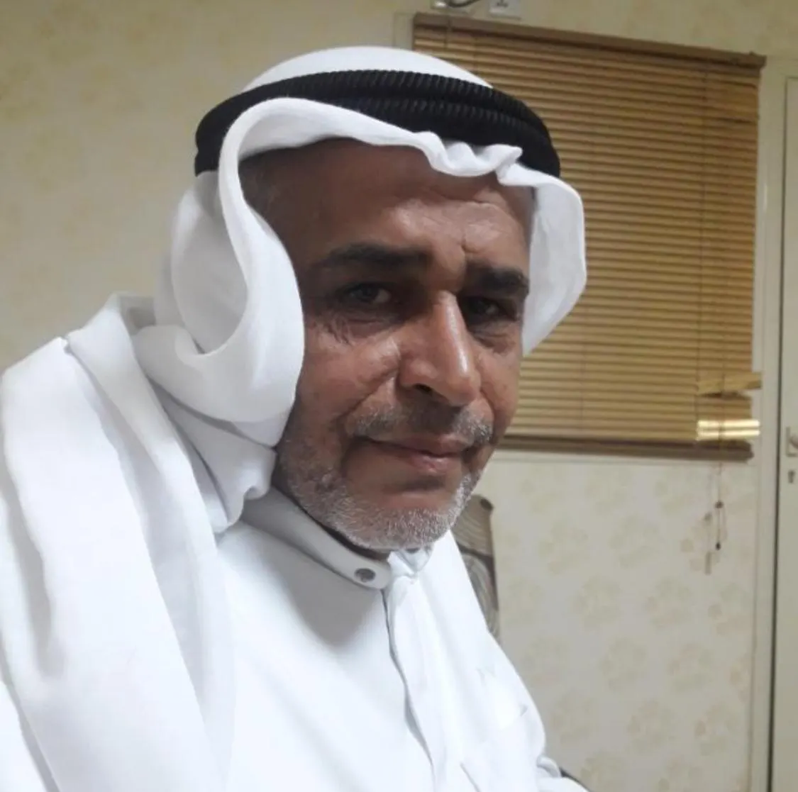 من الجارودية.. الحاج حسين آل مريبط على السرير الأبيض