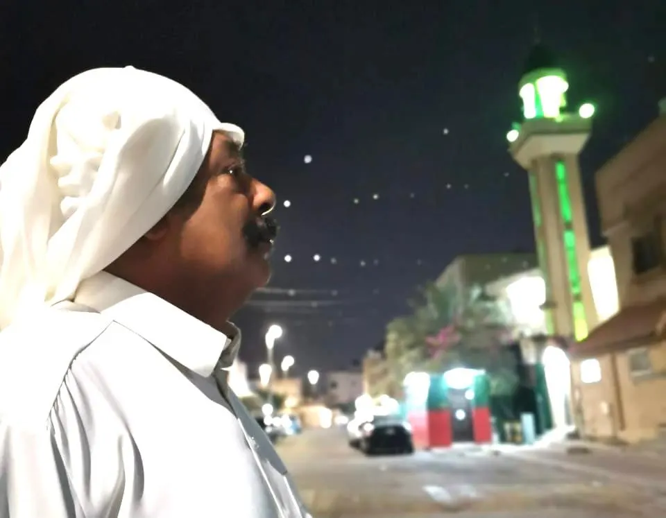 في القديح.. الحاج علي آل توات 55 عامًا يصدح بالأذان… وصحن الإمام الحسين «ع» منبره الأول