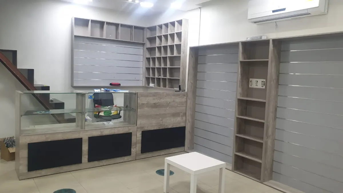فرصة ذهبية لا تفوّت.. تجهيزات محل جوالات للبيع بسعرٍ مغرٍ