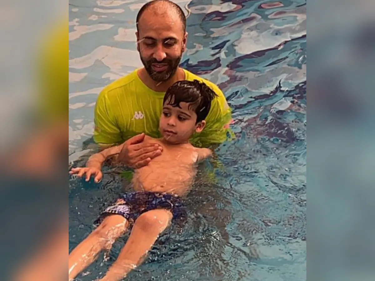 من الجش.. تيسير الزراع يصل رحم جده بالماء.. حفيد النوخذة مُعلّمٌ تنقل في عدة وظائف ختمها بـ «منقذ مائي»