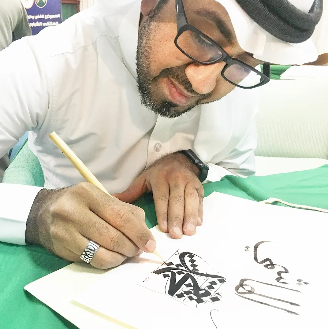 في ضيافة ثقافية الدمام.. الخطاط حسن آل رضوان يدرب على «أساسيات صناعة لوحة الخط العربي»