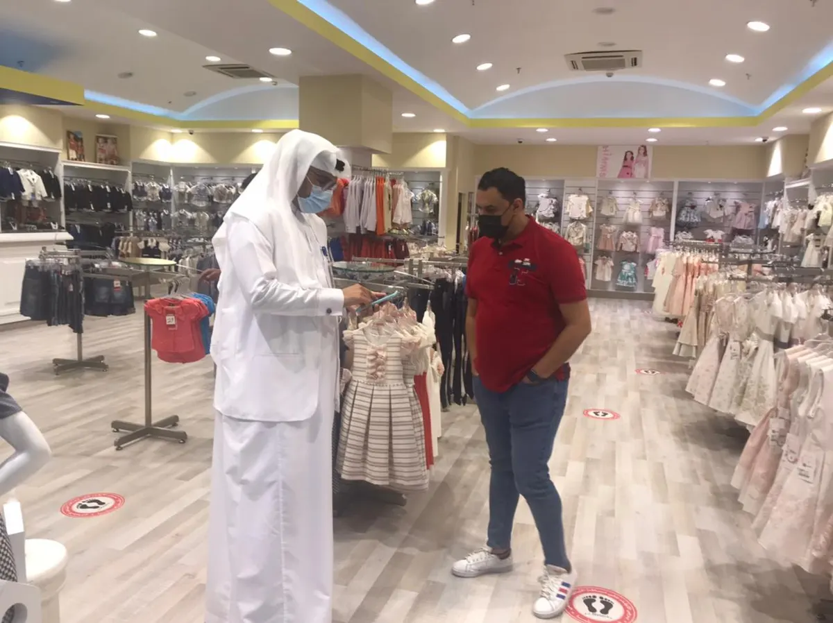في القطيف.. حملة لتطبيق قرار توطين المجمعات المغلقة.. شاهد الصور