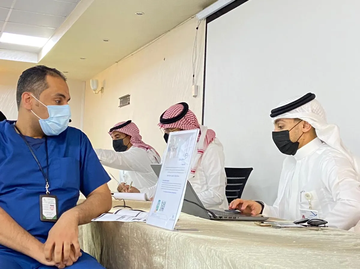 في مركزي القطيف ٣٥ ممارسًا صحيًا يختصرون مدة الانتظار بـ «تستاهل نجيك»