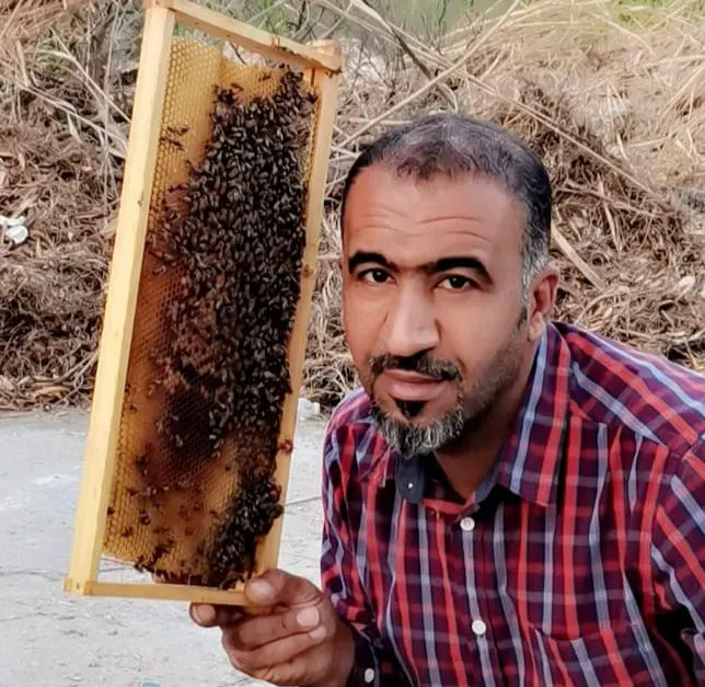 من الجارودية.. لمشاركته في إنتاج عسل المانجروف.. البيئة والمياه والزراعة تكرم «نسيم آل عويشير»