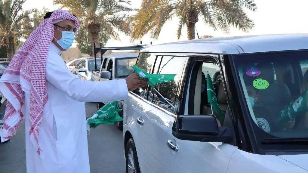 مطبقةً الاحترازات.. بر سنابس تحتفي بيوم الوطن بتوزيع الهدايا على الأهالي والأطفال