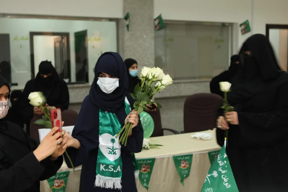 بـ الشعر والزهور والهدايا.. «ضمان القطيف» يحتفي باليوم الوطني ٩١