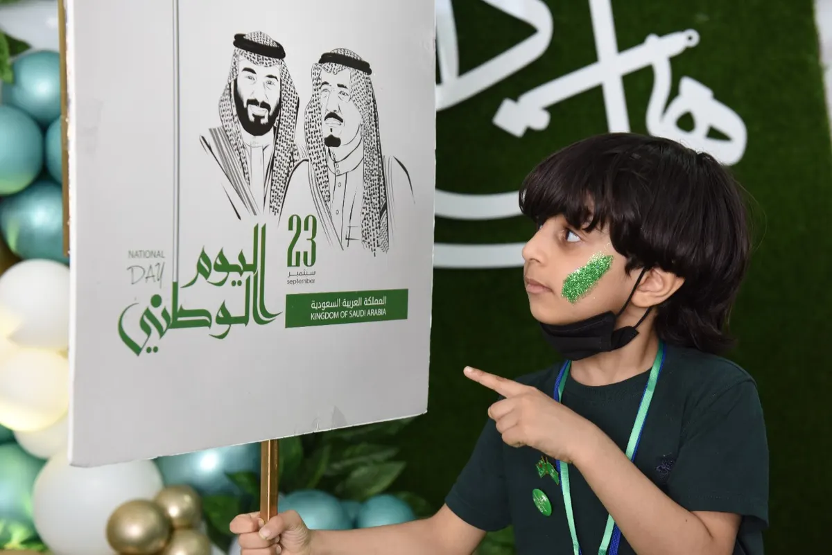 بأعلام ترفرف وابتسامة تغمر محياهم.. «الرائدة لضيافة الأطفال الأهلية» تحتفي باليوم الوطني الـ91