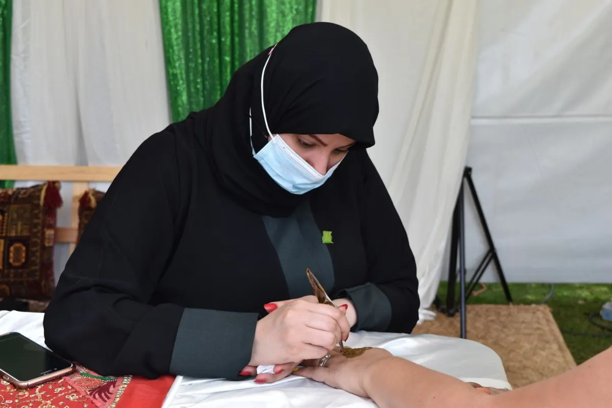 من حلة محيش.. إيمان آل راشد تنقش الحناء في المكسيك.. بدأت رحلتها في الابتدائية ونقوشها زارت الصين وروسيا وروما