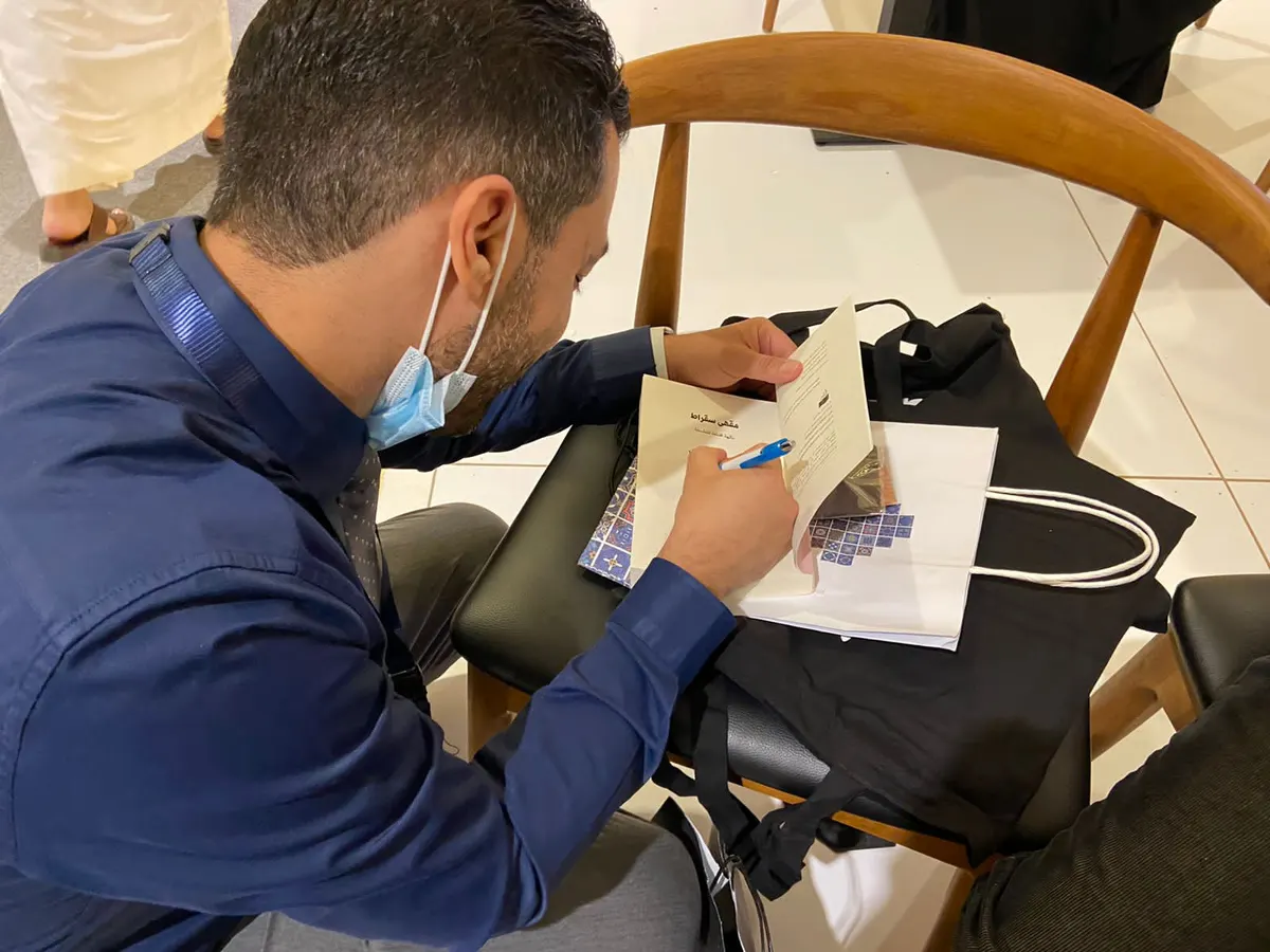 من سيهات.. بعد عقدين من تأليفه الأمريكي.. الدكتور هادي آل الشيخ ناصر يقدم نكهة عربية لـ «مقهى سقراط»