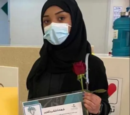 نظير جهودها في مركز اللقاحات.. مستشفى الأمير محمد بن فهد يكرّم «ماريا الزين»