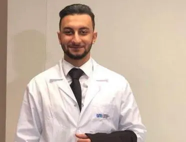 من القطيف.. نظير جهوده في مركز اللقاحات.. مستشفى الأمير محمد بن فهد يكرّم «مصطفى البحراني»