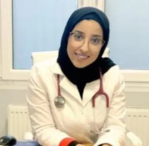 من القطيف.. نظير جهودها في مركز اللقاحات.. مستشفى الأمير محمد بن فهد يكرّم «خديجة سند»