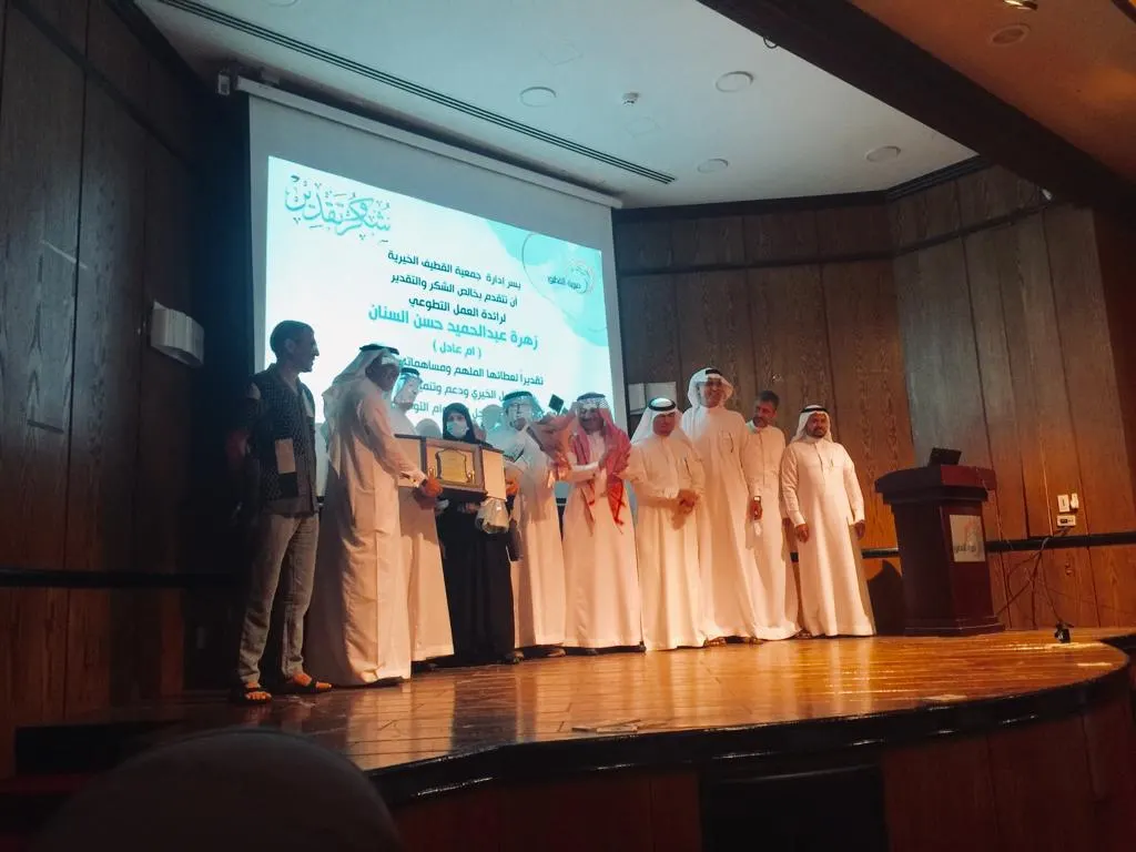 «الخير والبركة».. متطوعة الـ35 عامًا.. «الحنونة».. رفيقات زهرة السنان يتحدثن عن السر في وقفة خيرية القطيف لتكريمها