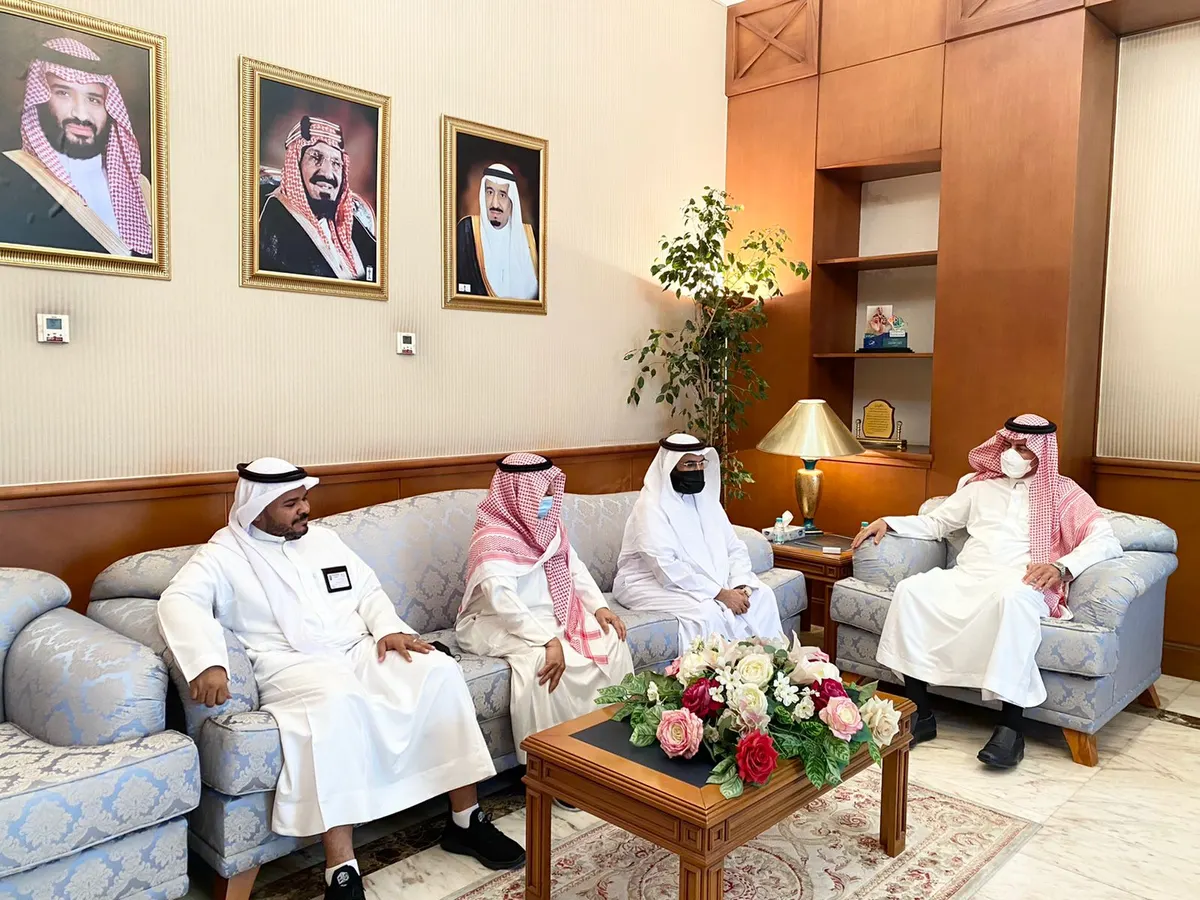 مهنئًا له بتكليفه.. محافظ القطيف يلتقي مدير الأحوال المدنية بالمحافظة.. ويؤكد على بذل الجهد لخدمة المواطنين