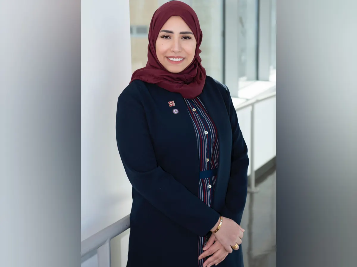 من القطيف.. فاطمة القديحي حلم أسرتها أخاط معطفها الأبيض.. والطموح عينها كأول سعودية بلجنة اختبارات المرشحين للبورد الأمريكي