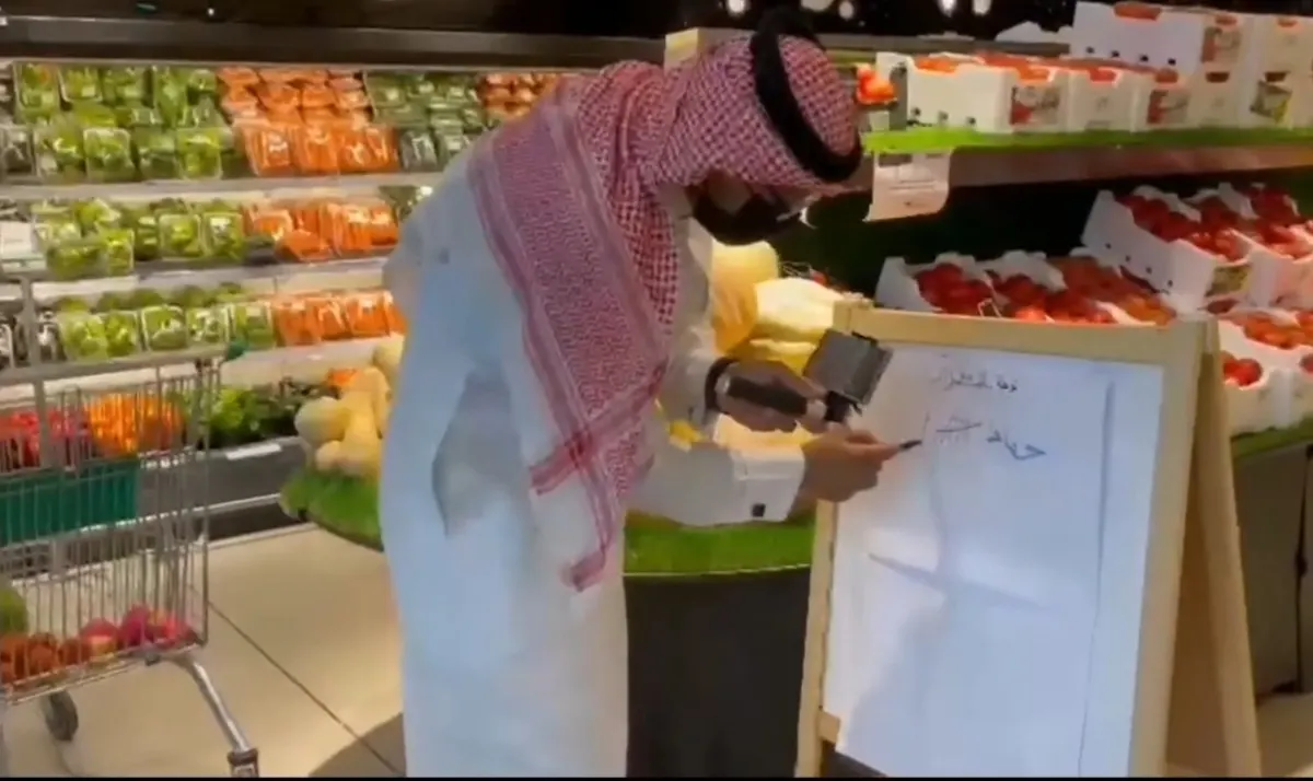في القطيف.. المعلم عبد العزيز الدبوس يكسر جمود الرياضيات برحلة تسوقية.. استعان بالفواكه والخضار لينظم «البيانات»