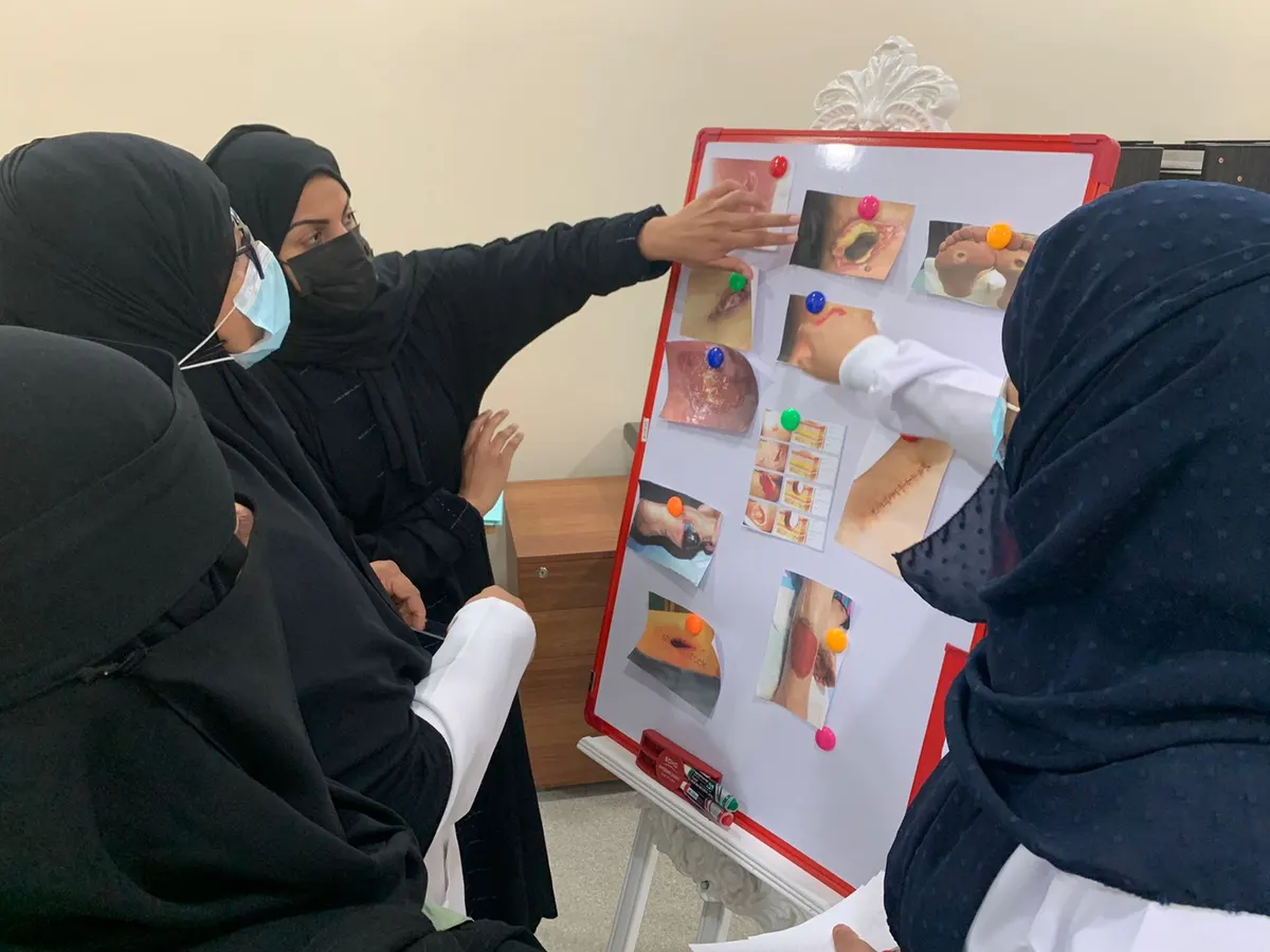 في القطيف.. 20 ممرضة تتدرب على التعامل مع حالات الجروح والحروق