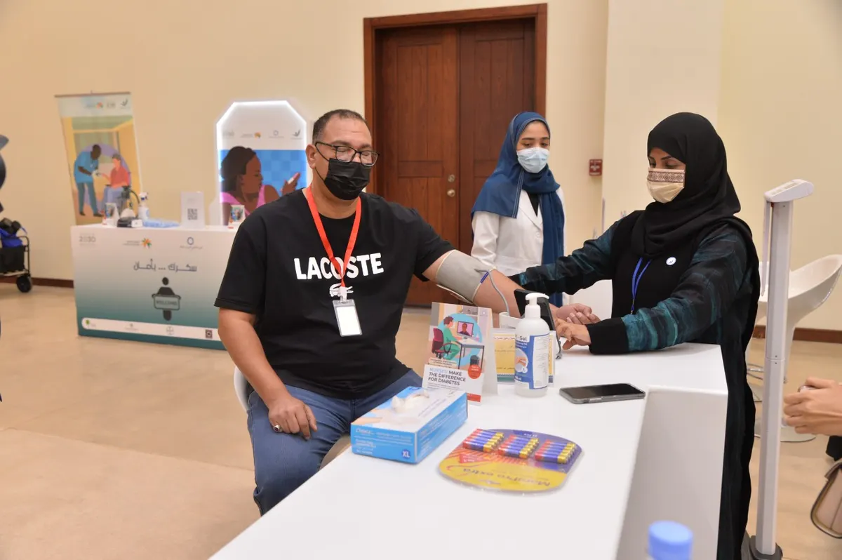 في حملة التبرع بالدم بالعوامية.. حواء غابت متبرعةً وحضرت منظمة.. بين طبيبة وممرضة وساحبة دم