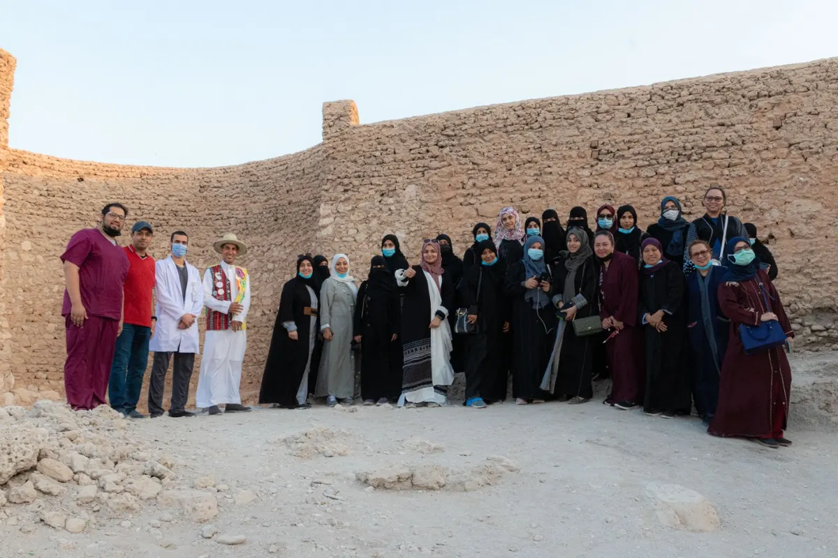 شبكة القطيف الصحية تخرج قادة تمريضها من غرف الطبابة إلى أحضان الطبيعة والآثار