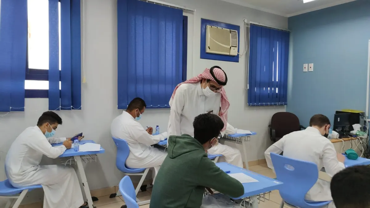 مدير عام تعليم المنطقة الشرقية يتفقد سير العملية التعليمية في عدد من مدارس محافظة القطيف