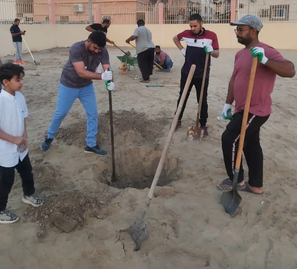 في حلة محيش.. 20 متطوعًا يهيئون المساحة الخارجية في المركز الصحي لـ«صحة خضراء مزهرة»
