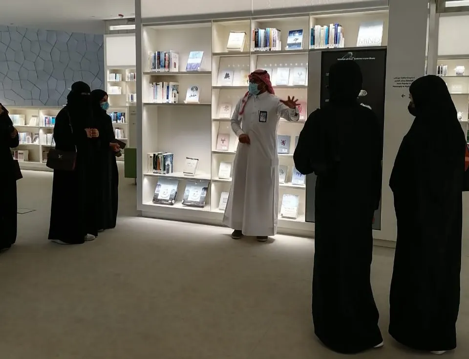 في رحلة بين الثقافة والفن والتاريخ.. خيرية تاروت تصحب 28 طالبًا وطالبة إلى «إثراء»