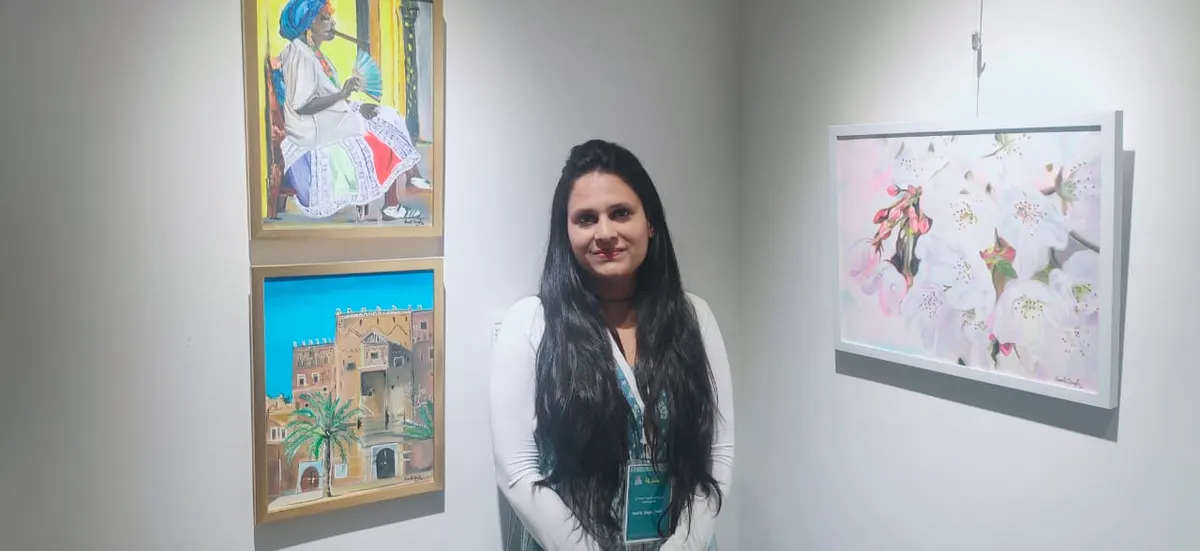 من الهند.. سميريتي سنغ ترسم القطيف القديمة على جدران «روازن»