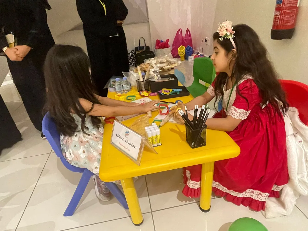 من «ركن أصدقاء الطفولة» في تطوع القطيف.. حسين آل عباس يطلق مخيلات الأطفال وينمي مهاراتهم بالألعاب وكتابة القصص