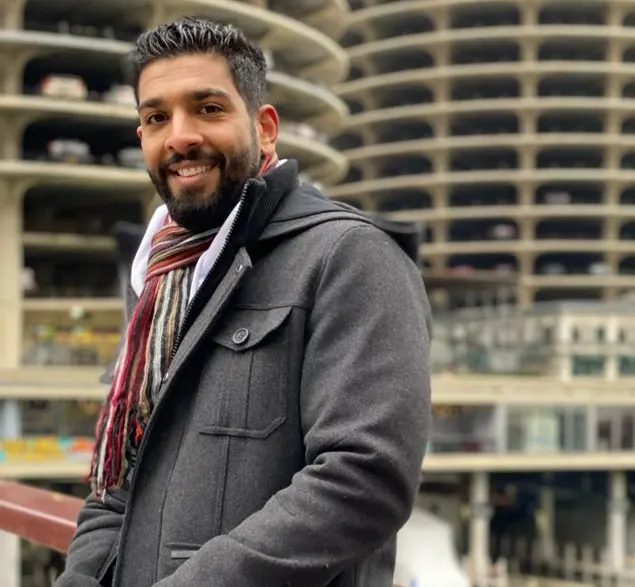 من الجش.. بشهادة الماجستير.. حسين آل سلام: حكاية «كعكة الجبن» ولدت في الغربة.. بدأت بعشق الحلويات الفرنسية وآخيت الوظيفة بـ15 نكهة