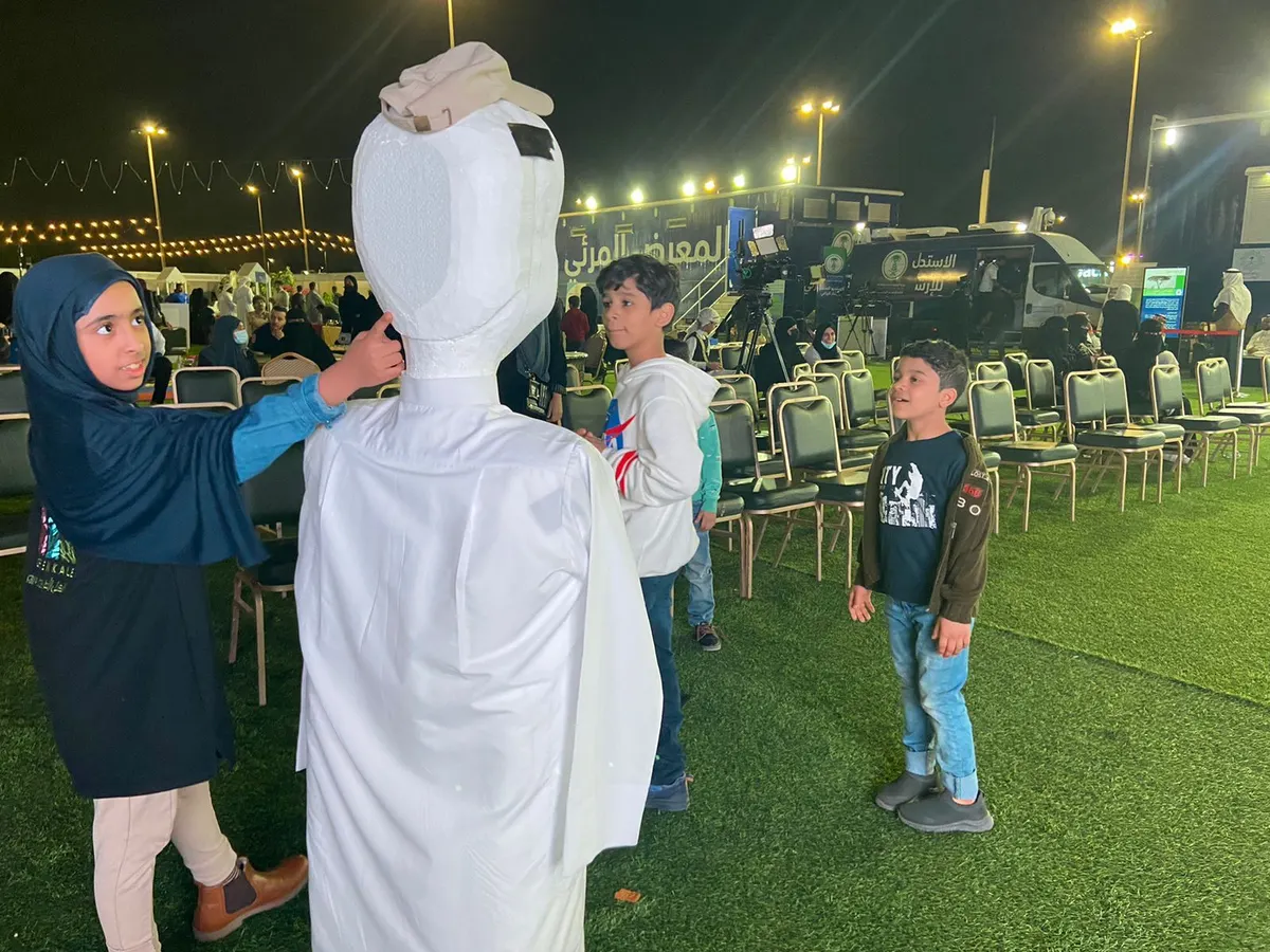 في القطيف.. روبوت يستوقف زوار «القافلة الإرشادية الزراعية»