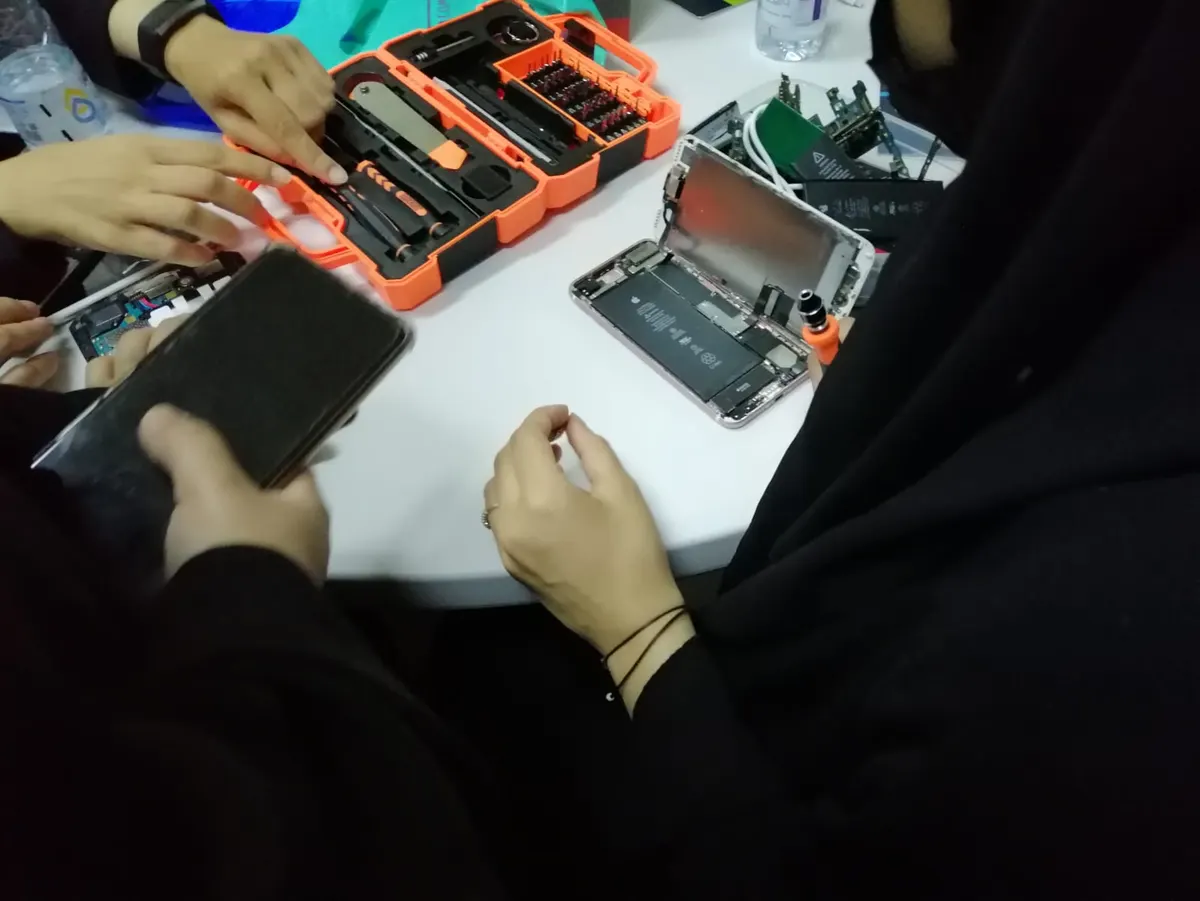 في القطيف.. بـ«مفك براغي وأدوات دقيقة».. صيانة الجوال على أيدٍ ناعمة