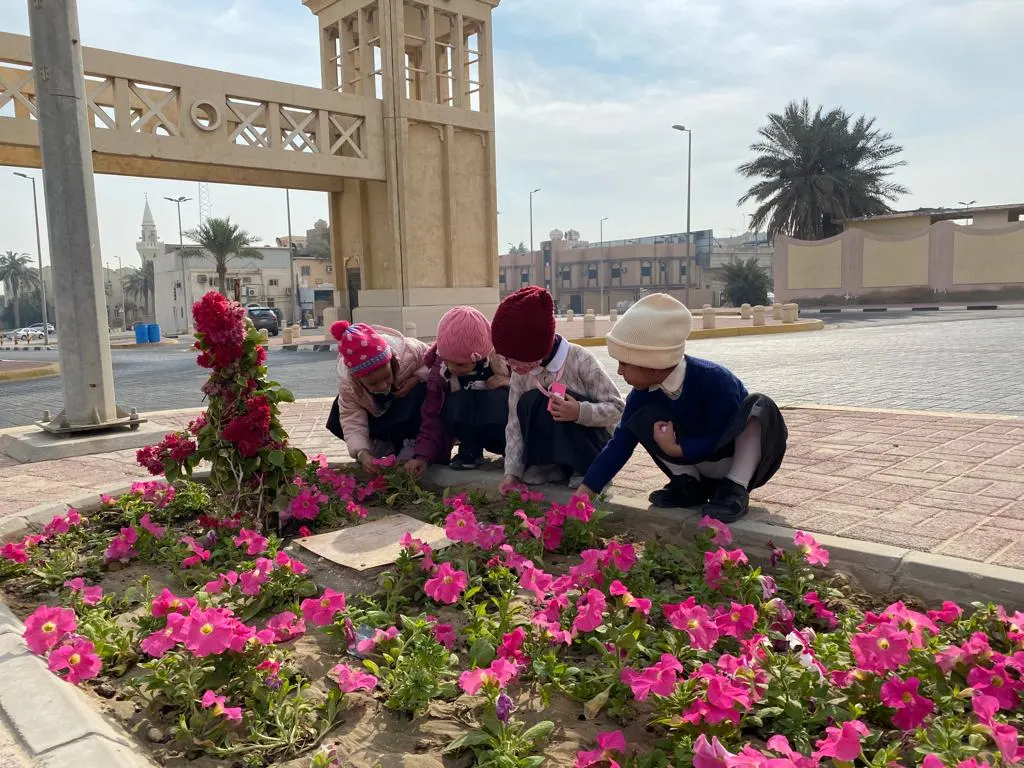 القطيف مزهرة بأيدي أطفالها.. 300 طالب وطالبة يشاركون البلدية بزراعة أكثر من 16 ألف زهرة