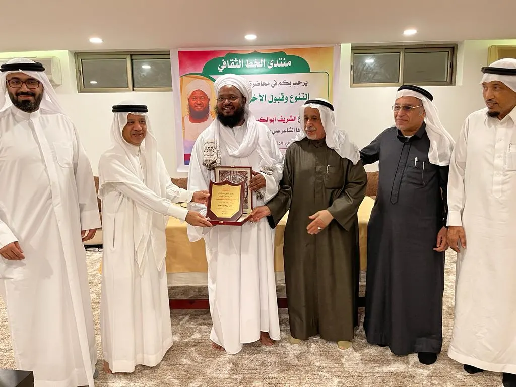 في أمسية حوارية بمنتدى الخط الثقافي.. «التعايش وقبول الآخر» من السمات الأساسية لـ «الإنسان السوي»