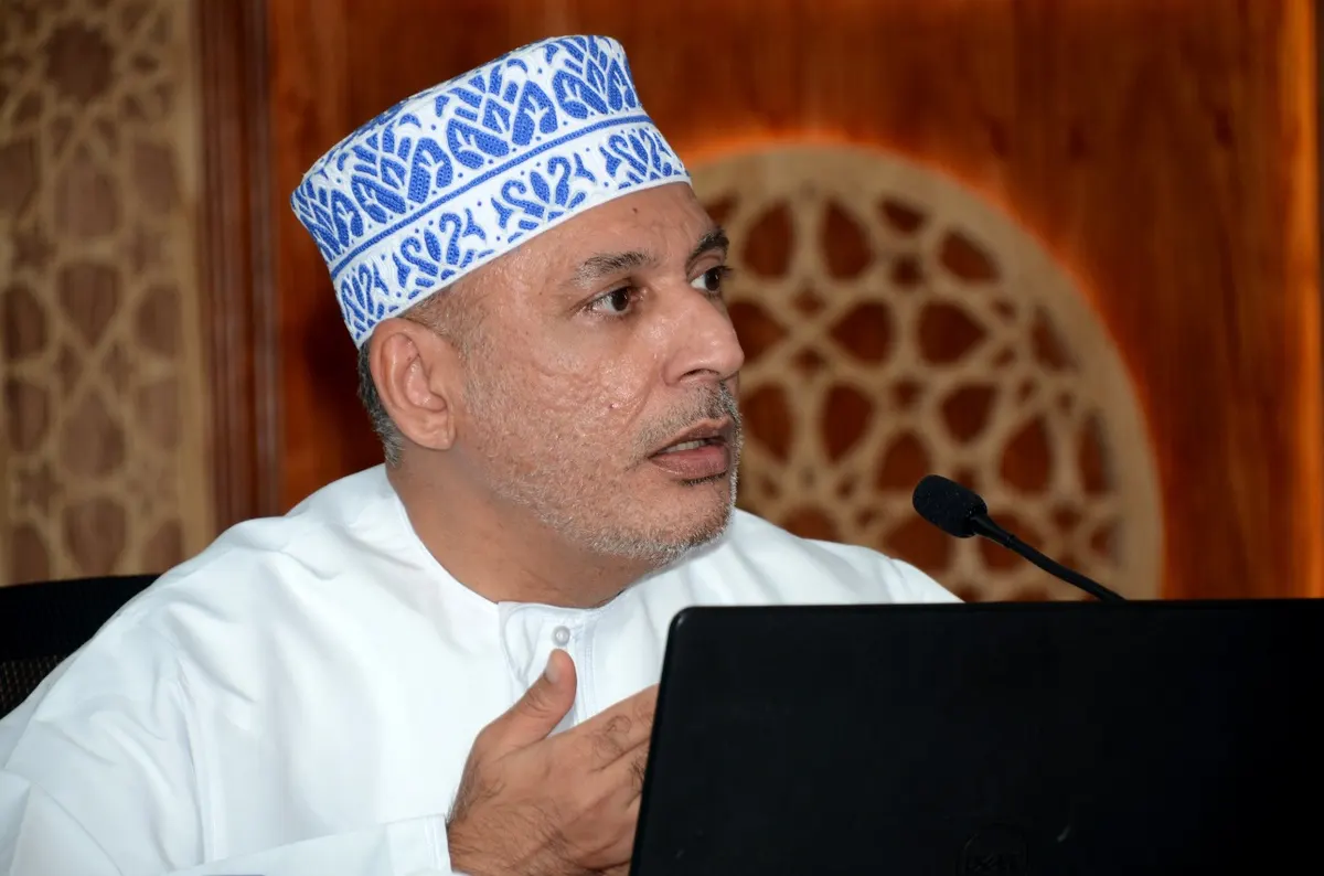 في اللّيلة العاشرة من برنامجه النَّقدي لمحاضرات شهر محرم.. الدّكتور اللواتي يقرأ الشَّيخ محمد العُبيدان