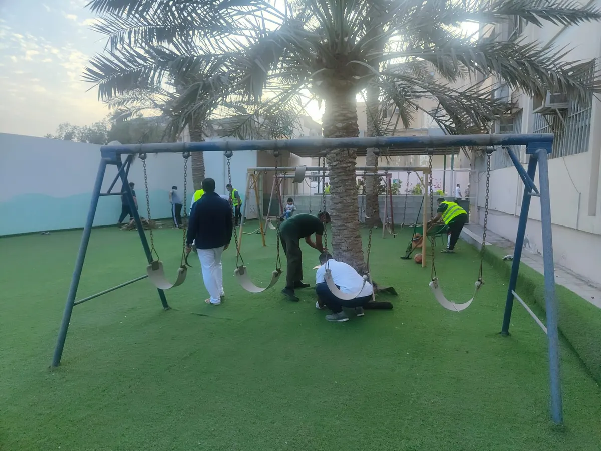 حلة محيش خضراء بيد متطوعيها.. 75 مشاركًا ينسقون حديقة المدرسة الابتدائية