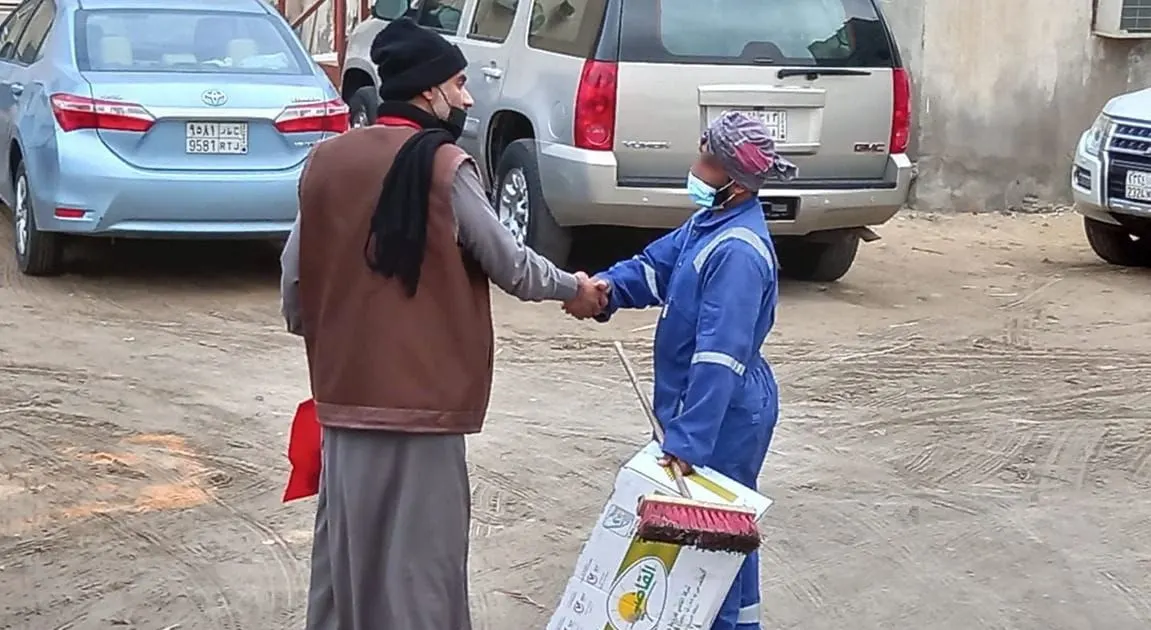 بمصافحة لجنة التنمية.. صغيرات حلة محيش يكسون شتاء عمال النظافة دفئًا